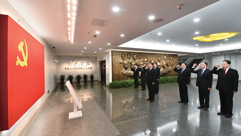 2017年10月31日，中共中央總書記、國家主席、中央軍委主席習(xí)近平帶領(lǐng)中共中央政治局常委李克強(qiáng)、栗戰(zhàn)書、汪洋、王滬寧、趙樂際、韓正，瞻仰上海中共一大會址和浙江嘉興南湖紅船。這是31日上午，在上海中共一大會址紀(jì)念館，習(xí)近平帶領(lǐng)其他中共中央政治局常委同志一起重溫入黨誓詞。 