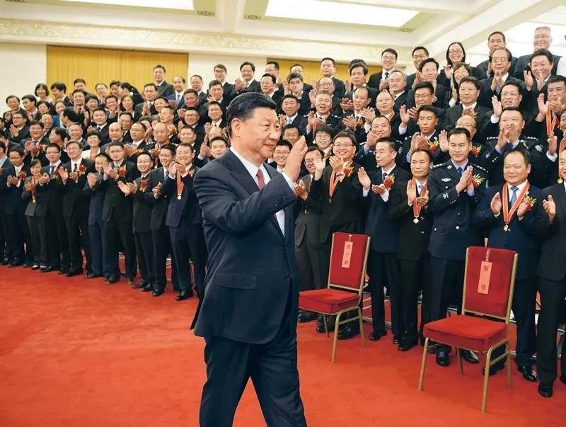 2019年6月25日，黨和國家領(lǐng)導(dǎo)人習(xí)近平、李克強、王滬寧等在北京人民大會堂會見第九屆全國“人民滿意的公務(wù)員”和“人民滿意的公務(wù)員集體”受表彰代表。新華社記者 李學(xué)仁/攝